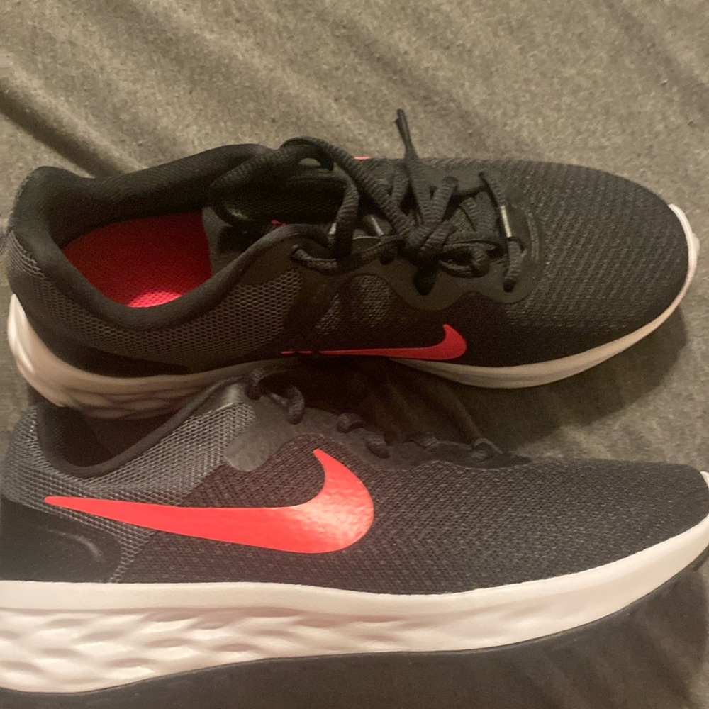 Athletic shoes